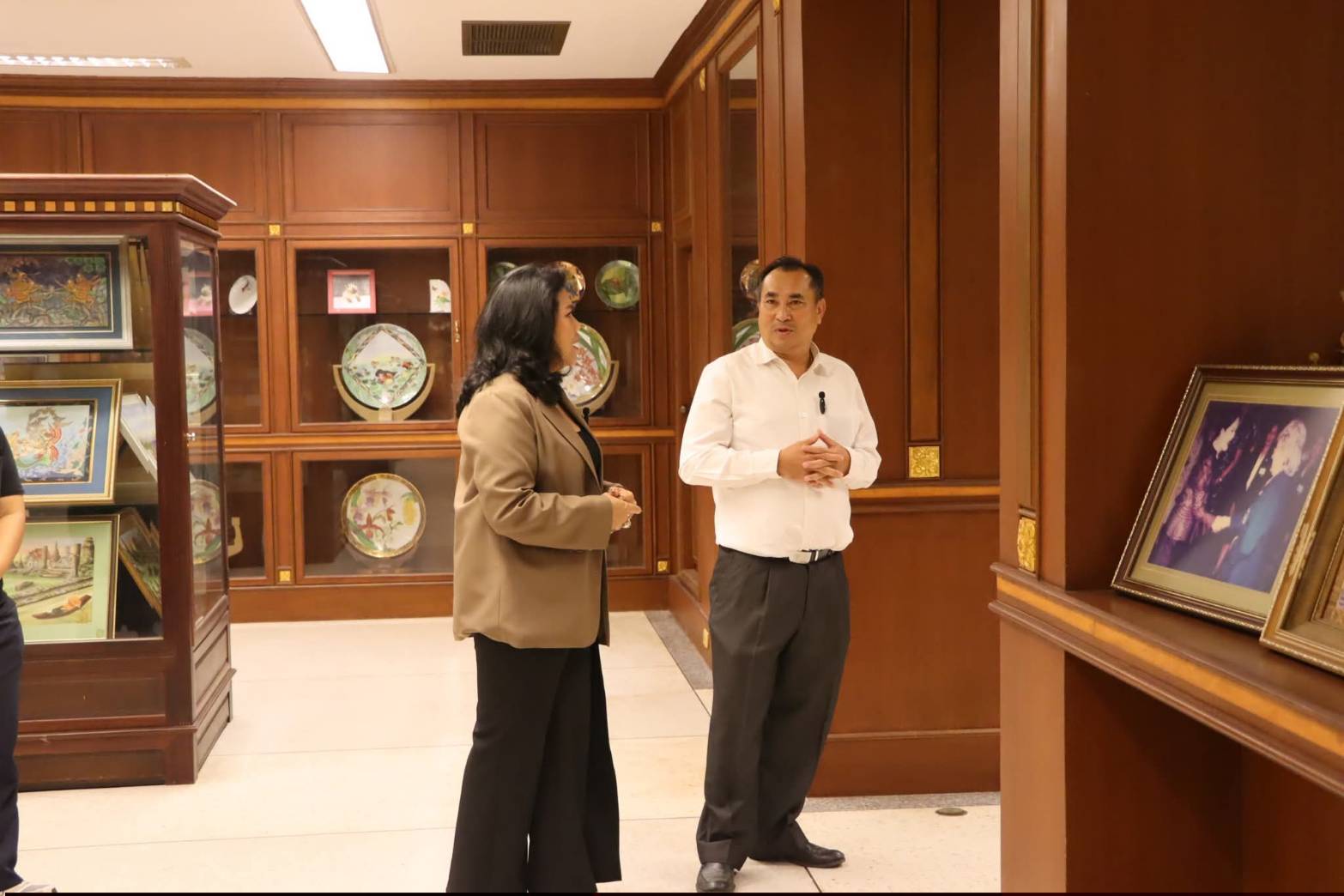 title - นายอำเภอบางไทร และคณะผู้บริหารท้องถิ่น ลงพื้นที่เยี่ยมชมสถานที่ภายใน ศูนย์ส่งเสริมและพัฒนาอาชีพเสริมนอกภาคการเกษตร (ศูนย์ศิลปาชีพบางไทรฯ (เดิม)) และแผนกฝึกอบรมทั้ง 12 แผนก